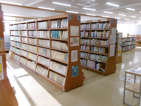 氏家図書館内観写真