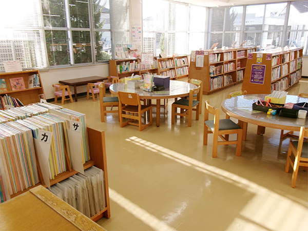氏家図書館内観写真