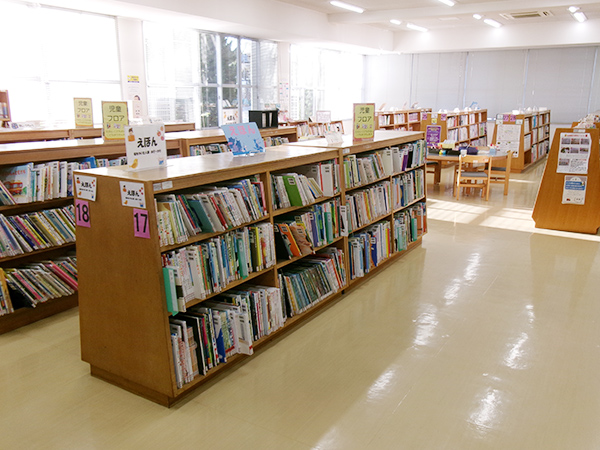 氏家図書館内観写真
